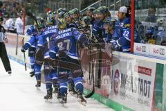 DEL - Eishockey - ERC Ingolstadt - Nürnberg Ice Tigers - Saison 2017/2018 - Abklatschen auf der Spielerbank nach dem 1:1 Ausgleichstreffer durch Laurin Braun (#91 ERCI) - Foto: Meyer Jürgen