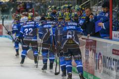DEL - Eishockey - ERC Ingolstadt - Eisbären Berlin - Saison 2017/2018 - Darin Olver (#40 ERCI) trifft zum 2:0 Führungstreffer - jubel - Kael Mouillierat (#22 ERCI) - Die Mannschaft klatscht an der Spielerbank ab - Foto: Meyer Jürgen