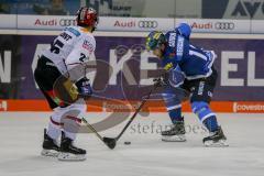 DEL - Eishockey - ERC Ingolstadt - Eisbären Berlin - Saison 2017/2018 - Jacob Berglund (#12 ERCI) - Michael DuPont (#25 Berlin) - Foto: Meyer Jürgen