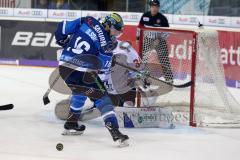 DEL - Eishockey - ERC Ingolstadt - Schwenninger Wild Wings - Saison 2017/2018 - kanpp am Tor Puck verpasst Brett Olson (ERC 16), Torwart Dustin Strahlmeier (SWW)