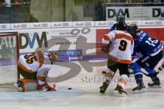DEL - Eishockey - ERC Ingolstadt - Grizzlys Wolfsburg - Saison 2017/2018 - John Laliberte (#15 ERCI) - Jerry Kuhn Torwart(#35 Wolfsburg) - Jeff Likens (#9 Wolfsburg) - Foto: Meyer Jürgen