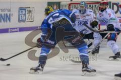 DEL - Eishockey - ERC Ingolstadt - Schwenninger Wild Wings - Saison 2017/2018 - Sean Sullivan (#37 ERCI) - Dustin Strahlmeier Torwart (#34 Schwenningen) - Foto: Meyer Jürgen