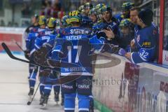 DEL - Eishockey - ERC Ingolstadt - EHC Red Bull München - Saison 2017/2018 - Sean Sullivan (#37 ERCI) schiesst den 3:2 Führungstreffer - jubel - Die Spieler klatschen an der Spielerbank ab - Foto: Meyer Jürgen
