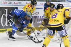 DEL - Eishockey - ERC Ingolstadt - Krefeld Pinguine - Saison 2017/2018 - Kael Mouillierat (#22 ERCI) - Maximilian Faber (#63 Krefeld) - Foto: Meyer Jürgen