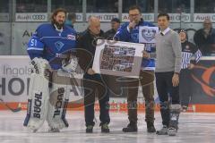 DEL - Eishockey - ERC Ingolstadt - Krefeld Pinguine - Saison 2017/2018 - Ehrung von Timo Pielmeier (#51Torwart ERCI) zur Olympischen Silbermedaille - Ignaz Berndaner links - Johannes Langer mitte - Claus Gröbner Geschäftsführer ERC Ingolstadt rechts  - Fo