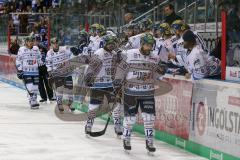 DEL - Eishockey - ERC Ingolstadt - Adler Mannheim - Saison 2017/2018 - Abklatschen an der Bande nach dem 3:3 Ausgleichstreffer durch Brett Olson (#16 ERCI) - #Jacob Berglund (#12 ERCI) - Greg Mauldin (#20 ERCI) - David Elsner (#61 ERCI) - Fabio Wagner (#5