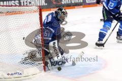 DEL - Eishockey - Saison 2017/2018 - ERC Ingolstadt - Straubing Tigers - Torwart Timo Pielmeier (ERC 51) hält Puck