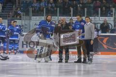 DEL - Eishockey - ERC Ingolstadt - Krefeld Pinguine - Saison 2017/2018 - Ehrung von Timo Pielmeier (#51Torwart ERCI) zur Olympischen Silbermedaille - Ignaz Berndaner links - Johannes Langer mitte - Claus Gröbner Geschäftsführer ERC Ingolstadt rechts  - Fo