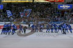 DEL - Eishockey - ERC Ingolstadt - Grizzlys Wolfsburg - Saison 2017/2018 - Die Mannschaft nach dem Spiel bei den Fans - bedanken sich - jubel - tanzen - Foto: Meyer Jürgen