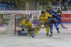 DEL - Eishockey - ERC Ingolstadt - Krefeld Pinguine - Saison 2017/2018 - Dennis Swinnen (#77 ERCI) mit einer Torchance Pätzold Dimitri Torwart (#32 Krefeld) - Foto: Meyer Jürgen