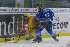 DEL - Eishockey - ERC Ingolstadt - Düsseldorfer EG - Saison 2017/2018 - Rob Bordson (#91 Düsseldorf)  - mit John Laliberte (#15 ERCI) im Zweikampf an der Bande - Foto: Meyer Jürgen