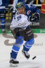 DEL - Eishockey - ERC Ingolstadt - Grizzlys Wolfsburg - Saison 2017/2018 - Thomas Greilinger (#39 ERCI) beim warm machen - schiesst auf das Tor - Foto: Meyer Jürgen