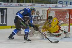 DEL - Eishockey - ERC Ingolstadt - Düsseldorfer EG - Saison 2017/2018 - Kael Mouillierat (#22 ERCI) trifft zum 2:0 Führungstreffer - Dan Bakala Torwart (#34 Düsseldorf) -  Foto: Meyer Jürgen