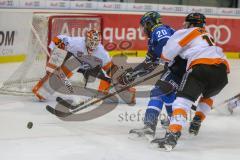 DEL - Eishockey - ERC Ingolstadt - Grizzlys Wolfsburg - Saison 2017/2018 - Greg Mauldin (#20 ERCI) - Jerry Kuhn Torwart(#35 Wolfsburg) - Foto: Meyer Jürgen