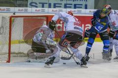 DEL - Eishockey - ERC Ingolstadt - Schwenninger Wild Wings - Saison 2017/2018 - Darin Olver (#40 ERCI) mit einer Torchance - Dustin Strahlmeier Torwart (#34 Schwenningen) - Foto: Meyer Jürgen
