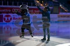 DEL - Eishockey - ERC Ingolstadt - EHC Red Bull München - Saison 2017/2018 - Stadionsprecher Johannes Langer und Xaverl begrüßen die Fans - Foto: Meyer Jürgen