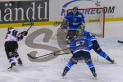 DEL - Eishockey - ERC Ingolstadt - Kölner Haie - Saison 2017/2018 - Jochen Reimer (#32Torwart ERCI) - Kai Hospelt(#18 Köln)  mit einem Schuss auf das Tor - - Foto: Meyer Jürgen