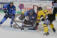 DEL - Eishockey - ERC Ingolstadt - Krefeld Pinguine - Saison 2017/2018 - Sean Sullivan (#37 ERCI) - Jochen Reimer (#32Torwart ERCI) - Justin Feser (#14 Krefeld) - Foto: Meyer Jürgen