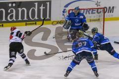 DEL - Eishockey - ERC Ingolstadt - Kölner Haie - Saison 2017/2018 - Jochen Reimer (#32Torwart ERCI) - Kai Hospelt(#18 Köln)  mit einem Schuss auf das Tor - - Foto: Meyer Jürgen