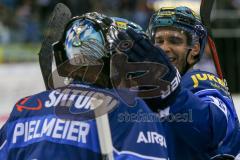 DEL - Eishockey - ERC Ingolstadt - Grizzlys Wolfsburg - Saison 2017/2018 - Mike Collins (#13 ERCI) grauliert Timo Pielmeier (#51Torwart ERCI) zu seinem 3.Shutout - Foto: Meyer Jürgen