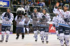 DEL - Eishockey - ERC Ingolstadt - Adler Mannheim - Saison 2017/2018 - Die Mannschaft bedankt sich bei den Fans - Mike Collins (#13 ERCI) - Benedikt Schopper (#11 ERCI) - Fabio Wagner (#5 ERCI) - Foto: Meyer Jürgen