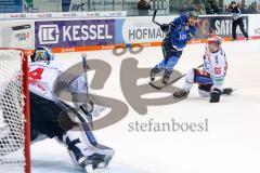 DEL - Eishockey - ERC Ingolstadt - Schwenninger Wild Wings - Saison 2017/2018 - Angriff auf das Tor von Torwart Dustin Strahlmeier (SWW), John Laliberte (ERC 15) rechts Tim Bender (SWW)