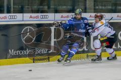 DEL - Eishockey - ERC Ingolstadt - Eisbären Berlin - Saison 2017/2018 - Jacob Berglund (#12 ERCI) wird gehalten von Jonas Müller (#18 Berlin) - Foto: Meyer Jürgen