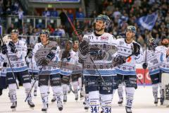 DEL - Eishockey - ERC Ingolstadt - Adler Mannheim - Saison 2017/2018 - Die Mannschaft bedankt sich bei den Fans - Benedikt Schopper (#11 ERCI) - Fabio Wagner (#5 ERCI) - Benedikt Kohl (#34 ERCI) - Foto: Meyer Jürgen