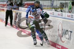 DEL - Eishockey - ERC Ingolstadt - Augsburger Panther - Saison 2017/2018 - Matt Pelech (#23 ERCI) - Brady Lamb (#2 AEV) - an der Bande - Foto: Meyer Jürgen