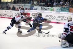 DEL - Eishockey - ERC Ingolstadt - Kölner Haie - rechts Tim Stapleton (ERC 19) links Moritz Müller, knapp am Tor Goalie Gustaf Wesslau