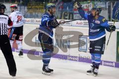 DEL - Eishockey - ERC Ingolstadt - Schwenninger Wild Wings - Saison 2017/2018 - Tor Jubel ERC Kael Mouillierat (ERC 22), mit Tim Stapleton (ERC 19)