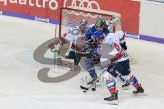 DEL - Eishockey - ERC Ingolstadt - Adler Mannheim - Saison 2017/2018 - Chet Pickard Torwart (#34 Mannheim) - Jacob Berglund (#12 ERCI)- Mark Stuart (#4 Mannheim) - Foto: Meyer Jürgen