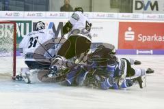 DEL - Eishockey - ERC Ingolstadt - Nürnberg Ice Tigers - Saison 2017/2018 - Niklas Treutle Torwart (#31 Nürnberg) - Kael Mouillierat (#22 ERCI) - Patrick Köppchen (#5 Nürnberg) - Foto: Meyer Jürgen