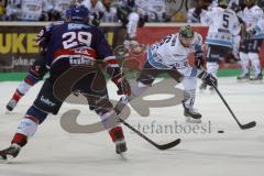 DEL - Eishockey - ERC Ingolstadt - Adler Mannheim - Saison 2017/2018 - Brett Olson (#16 ERCI) - Denis Reul (#29 Mannheim) - Foto: Meyer Jürgen