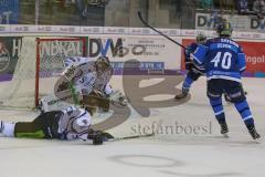 DEL - Eishockey - ERC Ingolstadt - Saison 2017/2018 - ERC Ingolstadt - Straubing Tigers - Darin Olver (#40 ERCI) - Torwart Sebastian Vogl (Nr.25, Straubing Tigers) - Foto: Meyer Jürgen