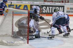 DEL - Eishockey - ERC Ingolstadt - Adler Mannheim - Saison 2017/2018 - Jochen Reimer (#32Torwart ERCI) - Fabio Wagner (#5 ERCI) - Foto: Meyer Jürgen
