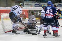 DEL - Eishockey - ERC Ingolstadt - Adler Mannheim - Saison 2017/2018 - Matt Pelech (#23 ERCI) schiebt das Tor um - Jochen Reimer (#32Torwart ERCI) - Chad Kolarik (#42 Mannheim) - Foto: Meyer Jürgen