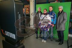 DEL - Eishockey - ERC Ingolstadt - Nürnberg Ice Tigers - Saison 2017/2018 - Aktion von Saturn am Eingang Süd der Saturn Arena - Fotobox - Fans - Simon Schütz (#97 ERCI) - Dennis Swinnen (#77 ERCI) - Foto: Meyer Jürgen