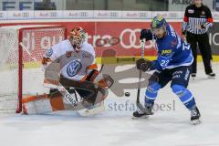 DEL - Eishockey - ERC Ingolstadt - Grizzlys Wolfsburg - Saison 2017/2018 - Jerry Kuhn Torwart(#35 Wolfsburg) - Kael Mouillierat (#22 ERCI) - Foto: Meyer Jürgen