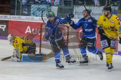 DEL - Eishockey - ERC Ingolstadt - Krefeld Pinguine - Saison 2017/2018 - Der 1:0 Treffer durch Tim Stapleton (#19 ERCI) -jubel - Pätzold Dimitri Torwart (#32 Krefeld) - Foto: Meyer Jürgen