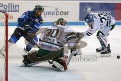 DEL - Eishockey - ERC Ingolstadt - Augsburger Panther - Saison 2017/2018 - Darin Olver (#40 ERCI) -Ben Meisner Torwart (#30 AEV) - Foto: Meyer Jürgen