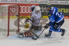 DEL - Eishockey - ERC Ingolstadt - Kölner Haie - Saison 2017/2018 - Kael Mouillierat (#22 ERCI) alleine vorm Torwart - Gustaf Wesslau(Torwart #29 Köln) - Foto: Meyer Jürgen