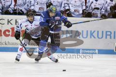 DEL - Eishockey - ERC Ingolstadt - Saison 2017/2018 - ERC Ingolstadt - Straubing Tigers - Kyle MacKinnon (Nr., Straubing Tigers) - Mike Collins (#13 ERCI) - Foto: Meyer Jürgen