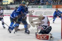 DEL - Eishockey - ERC Ingolstadt - Kölner Haie - knapp Torchance für John Laliberte (ERC 15) vor Goalie Gustaf Wesslau