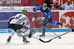 DEL - Eishockey - ERC Ingolstadt - Iserlohn Roosters - Brandon Buck (ERC 9) zieht ab Johan Larsson (Iserlohn3)