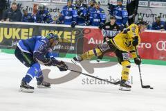 DEL - Eishockey - ERC Ingolstadt - Krefeld Pinguine - Saison 2017/2018 - Christoph Gawlik (#19 Krefeld) mit dem Führungstreffer zum 2:3 - Petr Taticek (#17 ERCI) - Jubel - Foto: Meyer Jürgen