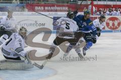 DEL - Eishockey - ERC Ingolstadt - Nürnberg Ice Tigers - Saison 2017/2018 - Niklas Treutle Torwart (#31 Nürnberg) - Patrick Köppchen (#5 Nürnberg) - John Laliberte (#15 ERCI) im Zweikampf - Foto: Meyer Jürgen