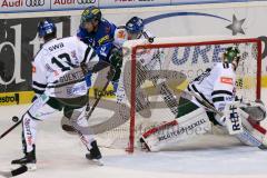 DEL - Eishockey - ERC Ingolstadt - Augsburger Panther - Saison 2017/2018 - Brandon Buck (#9 ERCI) - Ben Meisner Torwart (#30 AEV) - Foto: Meyer Jürgen