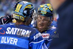 DEL - Eishockey - ERC Ingolstadt - Düsseldorfer EG - Saison 2017/2018 - Patrick McNeill (#2 ERCI) mit Darin Olver (#40 ERCI) im Gespräch - Foto: Meyer Jürgen