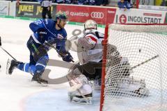 DEL - Eishockey - ERC Ingolstadt - Kölner Haie - Kael Mouillierat (ERC 22) knapp am Tor vorbei Torchance Goalie Gustaf Wesslau